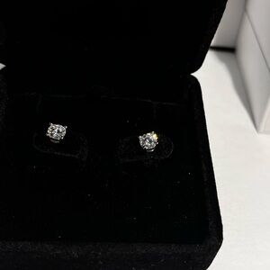 Elegant Silver Stud Earrings 1 ct.